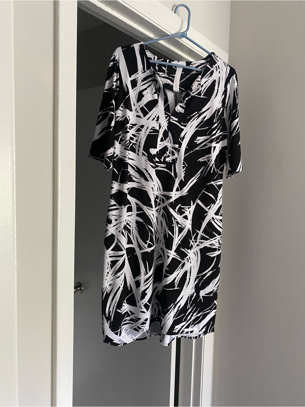 New York & Company Black and White Abstract Short Sleeve Top